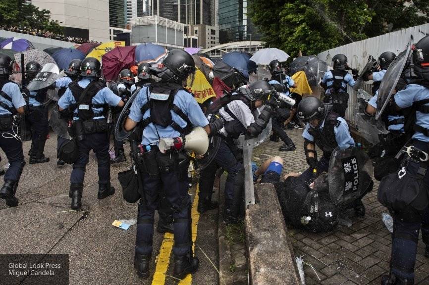 В Гонконге протестующие построили баррикады, начались столкновения с полицей - newinform.com - Гонконг