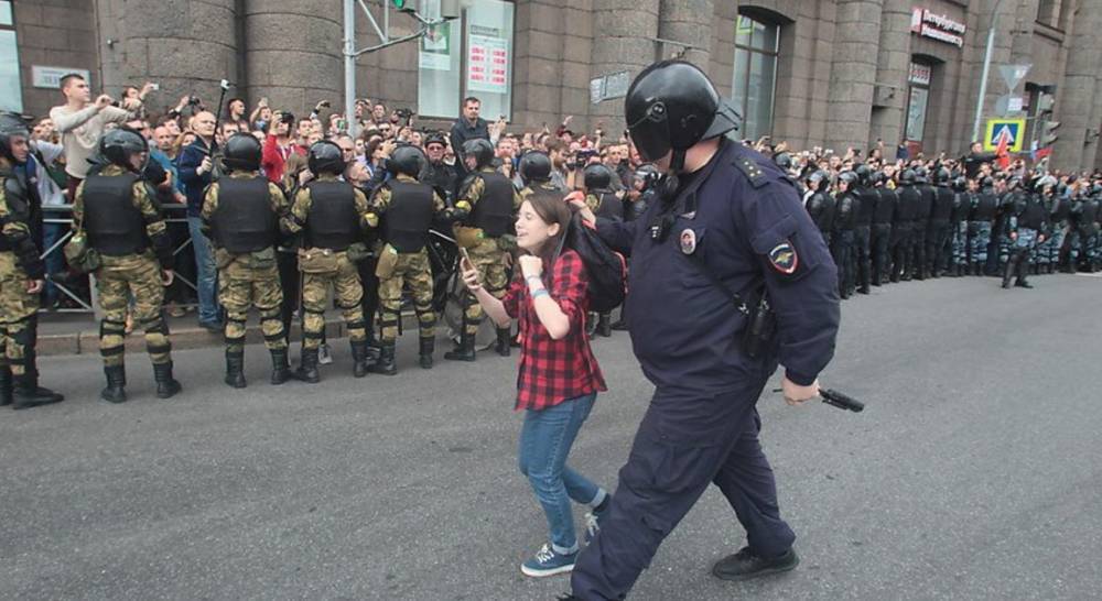 Владимир Лукин - Депутаты раздеаномят полицейских и бойцов Росгвардии - readovka.news