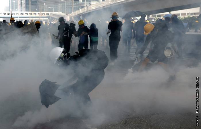 Полиция применила слезоточивый газ против протестующих в Гонконге - interfax.ru - Москва - Китай - Гонконг - Гонконг