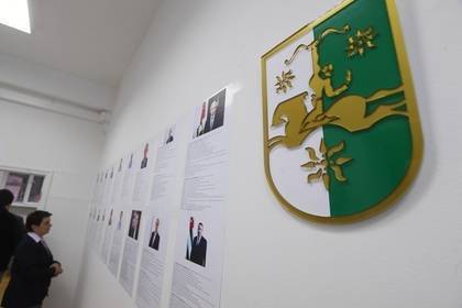 Рауль Хаджимба - Алхас Квициния - Стали известны первые результаты выборов президента в Абхазии - lenta.ru - Апсны
