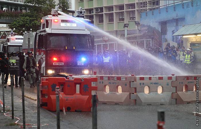 Полиция Гонконга впервые с начала протестов применила водяные пушки - interfax.ru - Москва - Китай - Гонконг - Гонконг