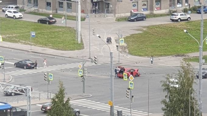 Петербуржцев испугал звук аварии на перекрестке Ленинского проспекта и улицы Доблести - piter.tv - Санкт-Петербург