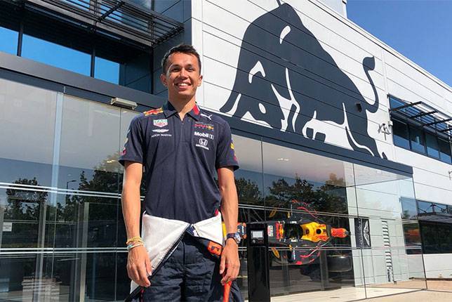 Александер Элбон - Элбон впервые примерил форму Red Bull Racing - все новости Формулы 1 2019 - f1news.ru