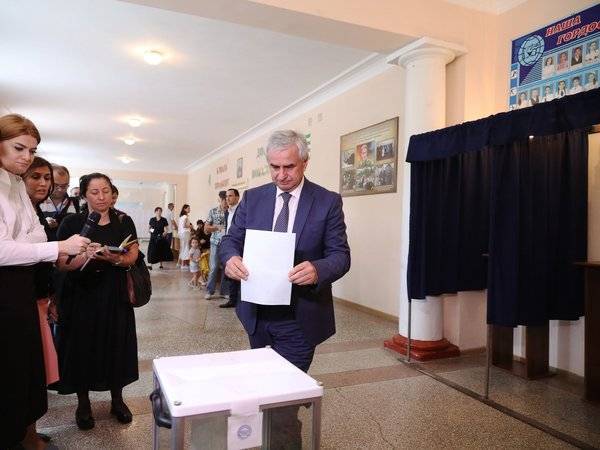 Рауль Хаджимба - Тамаз Гогия - Президент Абхазии назвал себя лидером первого тура выборов главы республики - polit.ru - Апсны