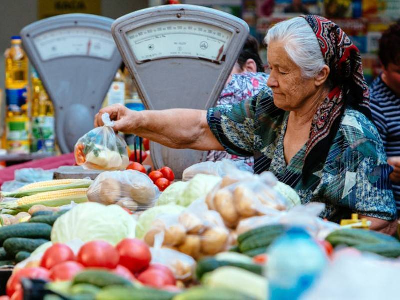 Эксперты рассказали об опасности покупки продуктов «с рук» - news.ru - Торговля