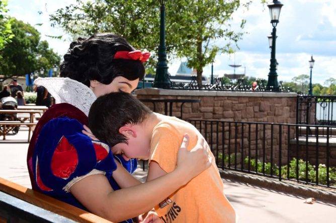 Отзывчивая Белоснежка успокоила 6-летнего мальчика с аутизмом, когда у него началась истерика в Disney World - usa.one - шт.Нью-Джерси