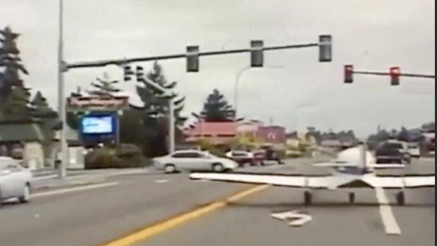 В Сети появилось видео экстренной посадки самолета на трассу в США - iz.ru - США - штат Вашингтон - Seattle