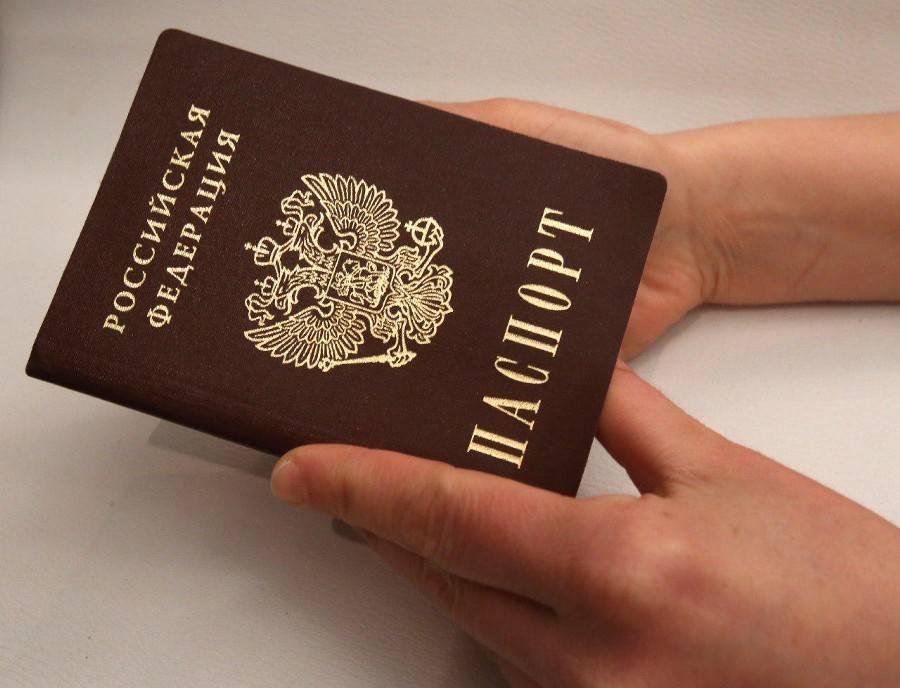 Анатолий Матиос - Получивших российские паспорта украинцев вызвали на допросы - m24.ru - Россия - Украина - Донбасс