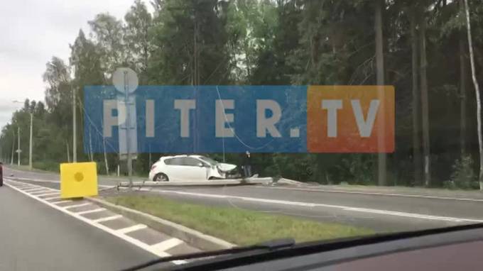 Видео: на Приморском шоссе Opel снес столб - piter.tv - Санкт-Петербург - р-н. Приморский - Зеленогорск