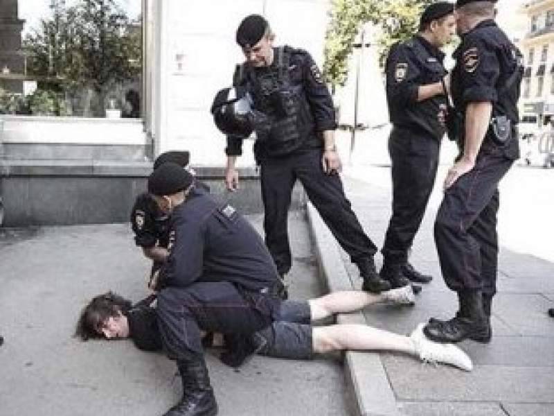 Константин Коновалов - Дизайнер, которому ОМОН сломал ногу на митинге 27 июля, стал фигурантом дела - dayonline.ru