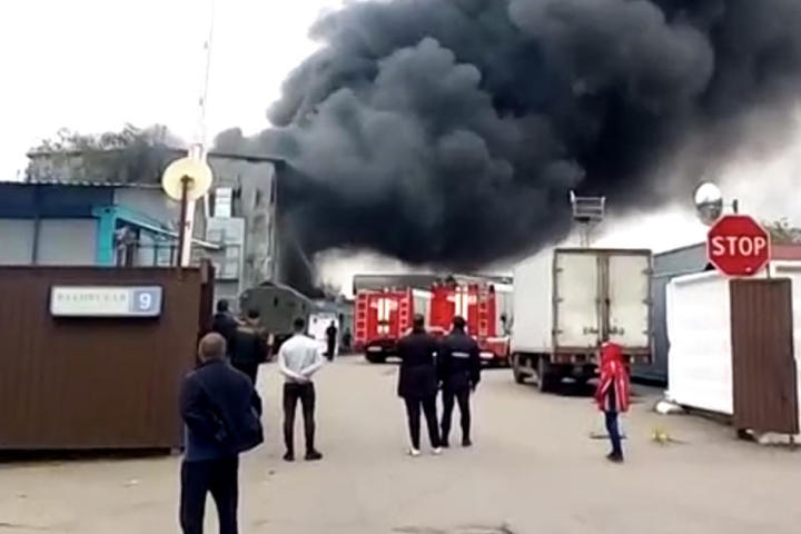 Пожарные локализовали возгорание на территории мебельной фабрики в Одинцове - vm.ru - Россия - Московская обл.