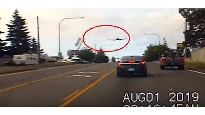 Видео из США: Самолет совершил экстренную посадку на шоссе и остановился на светофоре - piter.tv - США - штат Вашингтон