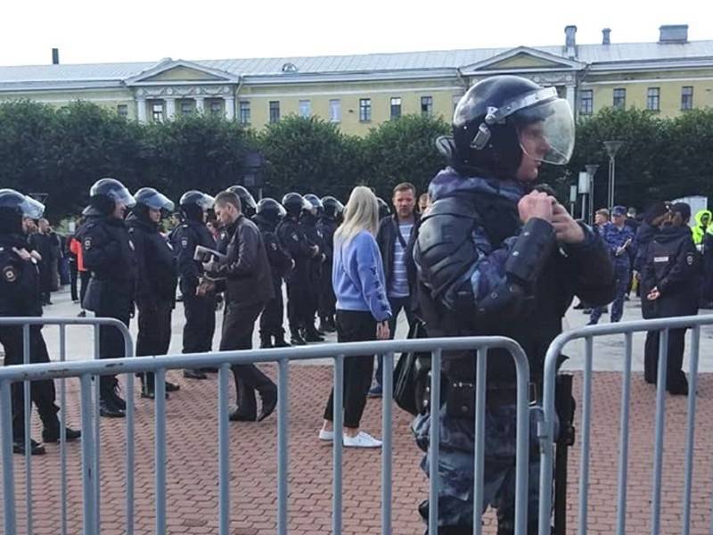 Провокаторы попытались сорвать митинг в Петербурге - news.ru