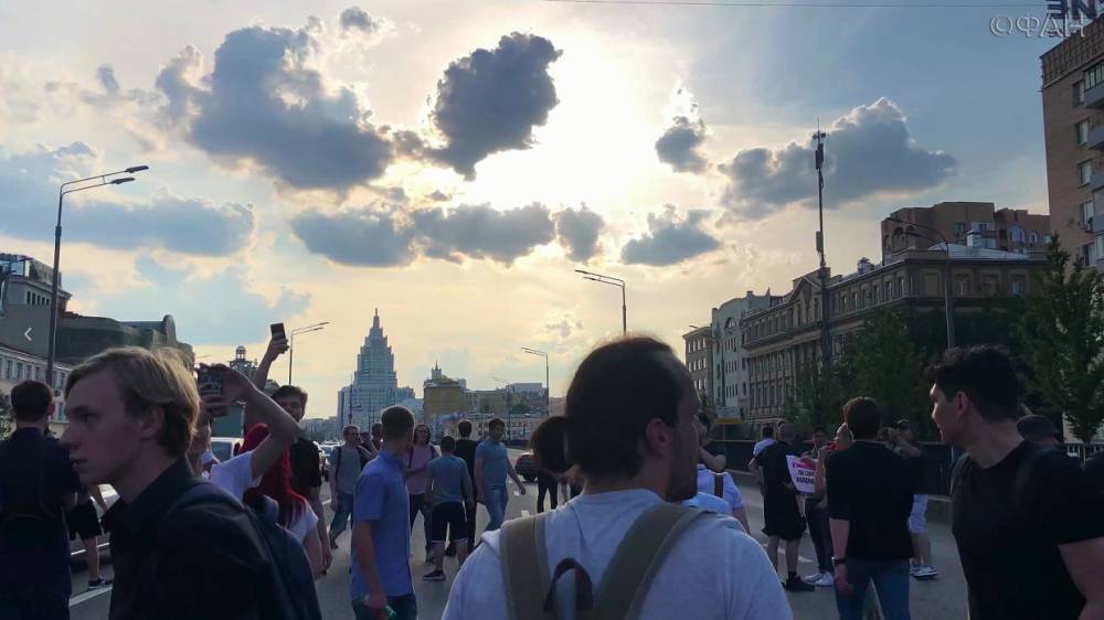 Эрнест Макаренко - Участники незаконного митинга могут стать «пушечным мясом» для оппозиции, заявил Макаренко - riafan.ru - Москва