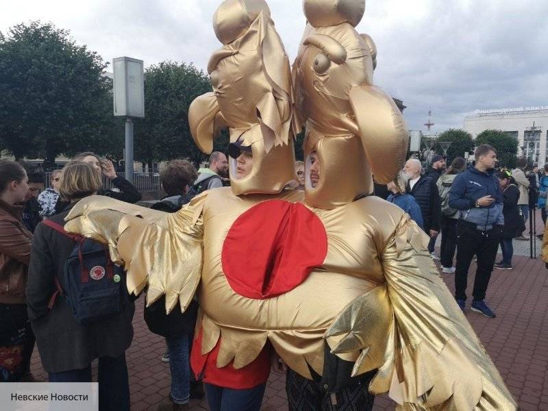 Артем Шишков - Митингующих на площади Ленина развлекает золотой двуглавый орел - politros.com - Петербург