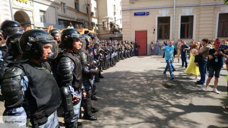 Организаторы массовых беспорядков ведут людей на баррикады ради красивой картинки – Алена Август - politros.com - Москва