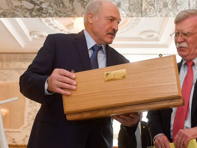 Мелания Трамп - Лукашенко подарил Трампу нож - news.ru - Вашингтон - Белоруссия