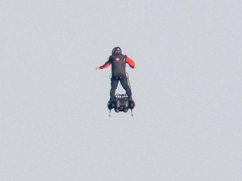 Житель Франции пересёк Ла-Манш на летающей доске - news.ru - Англия - Франция