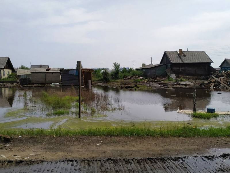 Военные чинят дамбу в пострадавшем от паводка Тулуне - news.ru