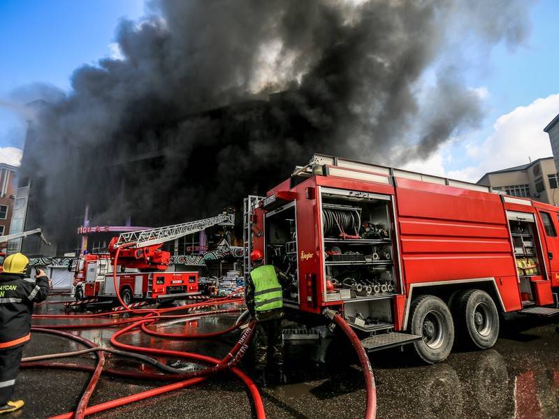 Пожар начался на территории крупнейшего ТЦ «Садарак» в Баку - news.ru - Азербайджан - Баку