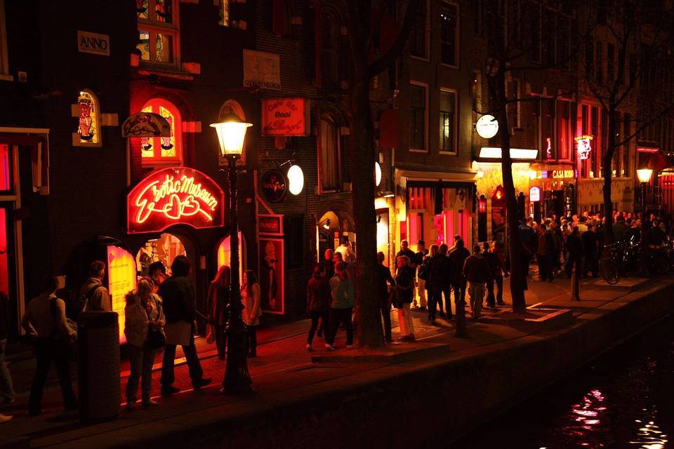 В окнах на улице красных фонарей появились полуобнаженные мужчины - Cursorinfo - cursorinfo.co.il - Голландия - Амстердам