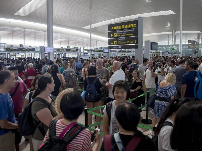 МИД РФ предупредил россиян об отмене рейсов в аэропорту Барселоны - news.ru - Испания - Барселона