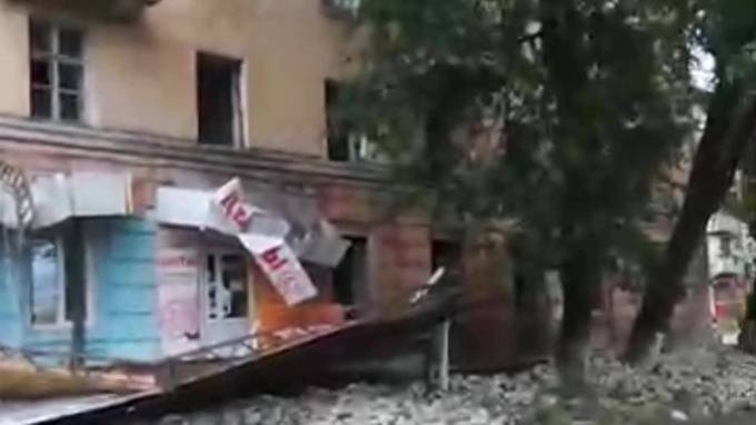 Видео из Саратова: На тротуар обрушилась крыша и фасад дома - piter.tv - Саратов