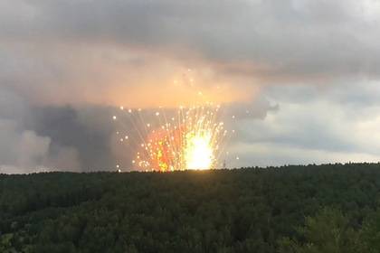 Два пассажирских самолета оказались в небе над горящим складом с боеприпасами - lenta.ru - Красноярский край - район Ачинский