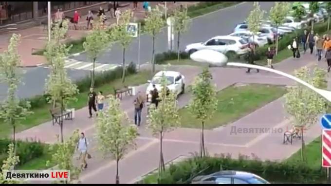 Видео: водитель каршеринга "заблудился" на пешеходном бульваре в Мурино - piter.tv