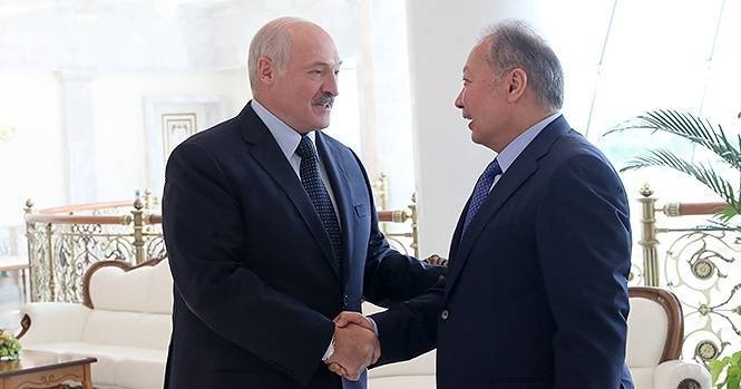 Александр Лукашенко - Курманбек Бакиев - Лукашенко поздравил Бакиева с юбилеем: "Плов с тебя, вино — с нас" - udf.by - Белоруссия - Киргизия