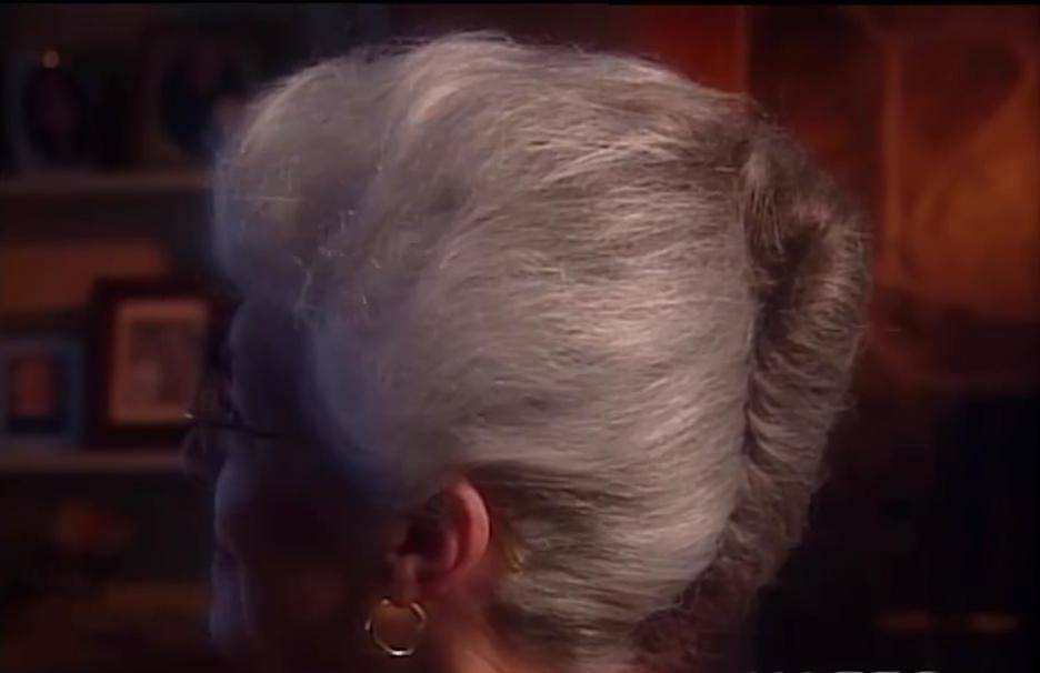 Женщина почти 40 лет начесывала волосы и укладывала их в халу - lemurov.net