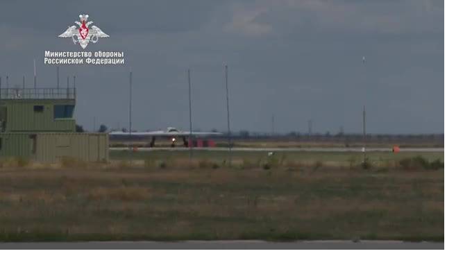 Опубликовано видео первого полёта новейшего беспилотника "Охотник" - piter.tv - Россия
