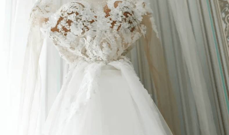 Невеста поделилась необычным свадебным нарядом, но его раскритиковали - lemurov.net