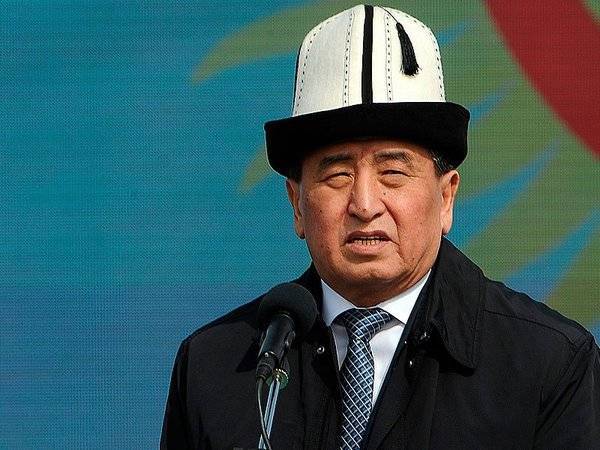 Сооронбай Жээнбеков - Президент Киргизии обвинил Атамбаева в нарушении конституции - polit.ru - Киргизия - Конституция