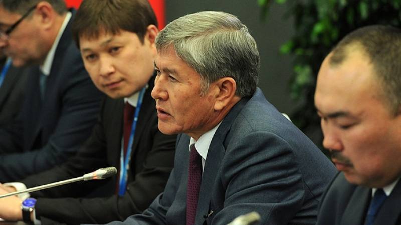 Алмазбек Атамбаев - Парламент Киргизии предложил ввести в стране чрезвычайное положение - polit.info - Киргизия