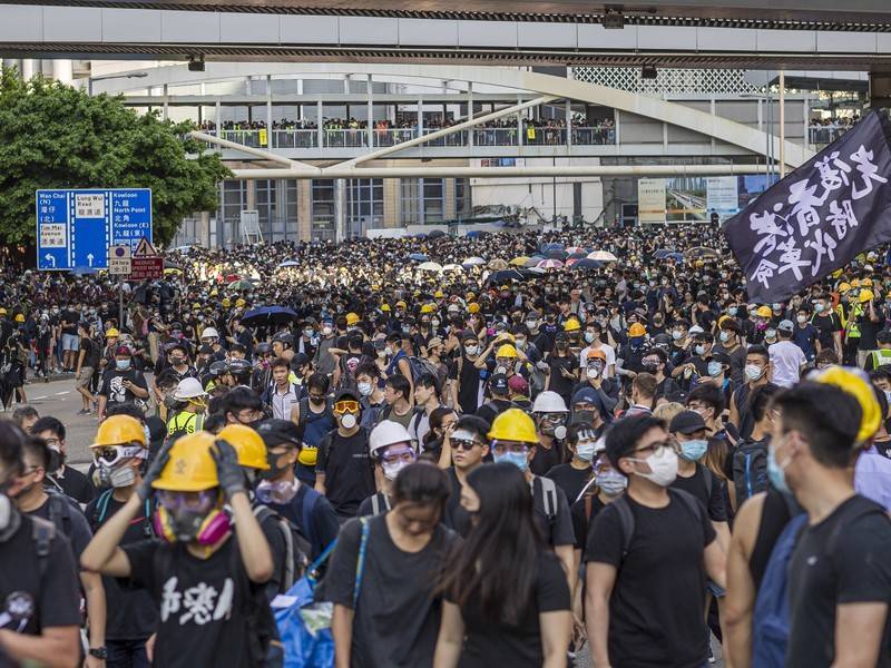 Сотни человек начали акцию протеста в аэропорту Гонконга - news.ru - Протесты