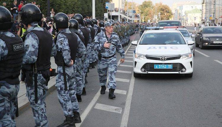 Виктор Золотов - Полиция насчитала 750 человек на несогласованной акции в центре Москвы - newtvnews.ru - Москва