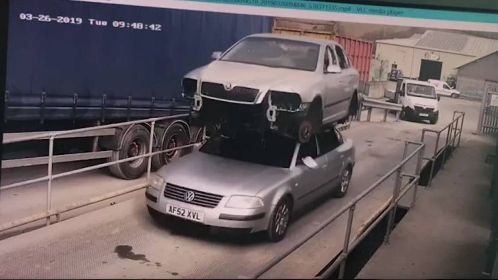 Британец был оштрафован за перевоз одной машины на крыше другой - newinform.com - Англия - Великобритания