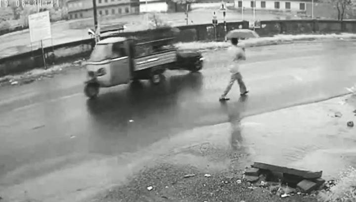 Индийский мотоциклист влетел в кузов грузовичка и остался невредим. Видео - vesti.ru - Индия - Кожикод