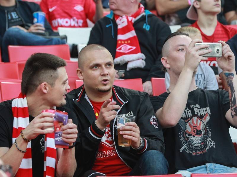 Минфин поддержал идею возвращения пива на футбольные матчи - news.ru - Россия