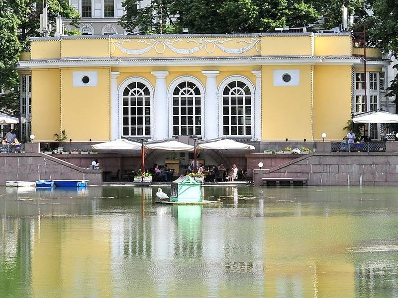 Москвички поплавали на лодке на Патриарших прудах - news.ru - Москва - округ Центральный, Москва - Москва