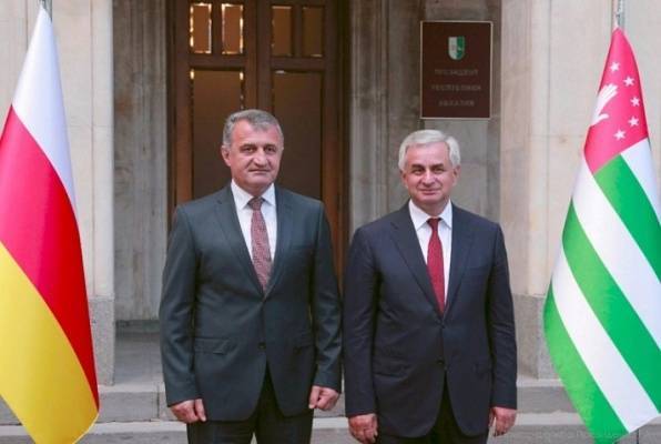 Тамаз Гогия - Президент Южной Осетии поздравил Хаджимба с избранием главой Абхазии - eadaily.com - Апсны - респ. Южная Осетия
