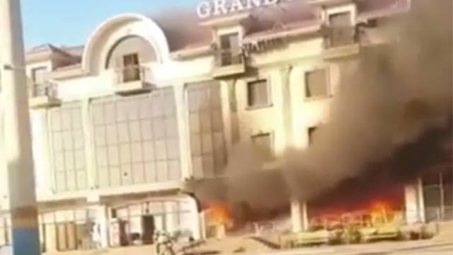 Видео: гостиница загорелась от взрыва цистерны с газом - ren.tv - Казахстан - Туркестан