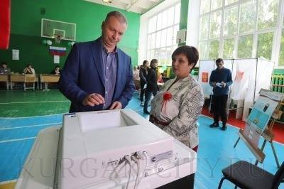 Андрей Потапов - Руководство Кургана проголосовало на выборах. Потапов пришел вместе с супругой - znak.com