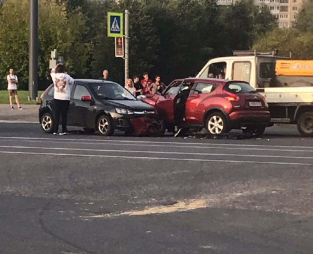 Две машины скорой прибыли на место ДТП на углу Долгоозерной и Авиаконструкторов - wvw.daily-inform.ru - Санкт-Петербург - р-н Приморский