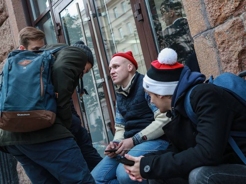 Место в очереди за новым iPhone продают за 400 тысяч рублей - news.ru