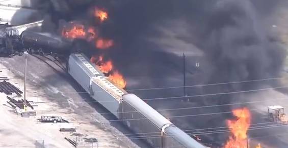 Видео: 16 вагонов поезда вспыхнули после схода состава с рельс в США - ren.tv - USA - шт. Иллинойс - Сент-Луис