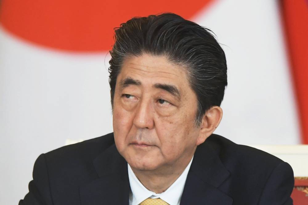 Есихидэ Суг - Синдзо Абэ - Таро Коно - Мотэги Тосимицу - Правительство Японии ушло в отставку в полном составе - ren.tv - Япония