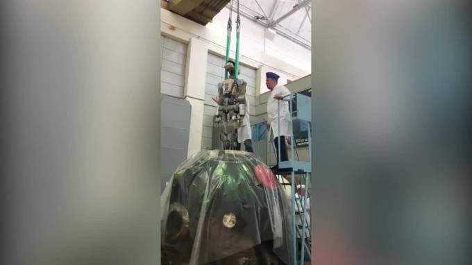 Видео: робота "Федора" извлекли из космического корабля - piter.tv - Санкт-Петербург