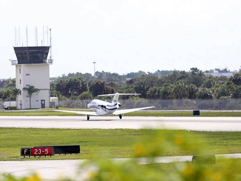 Мужчина чудом не попал под самолёт при крушении в американском аэропорту - news.ru - США - state Florida
